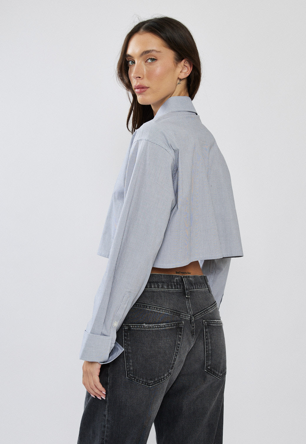 חולצה מכופתרת קרופ לנשים בצבע תכלת עם לוגו