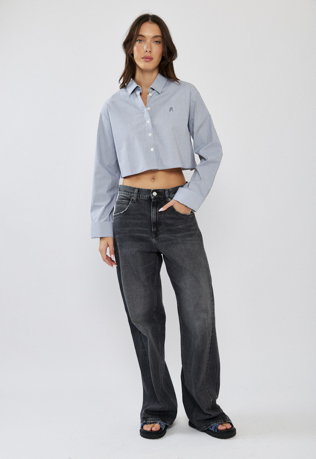 חולצה מכופתרת קרופ לנשים בצבע תכלת עם לוגו