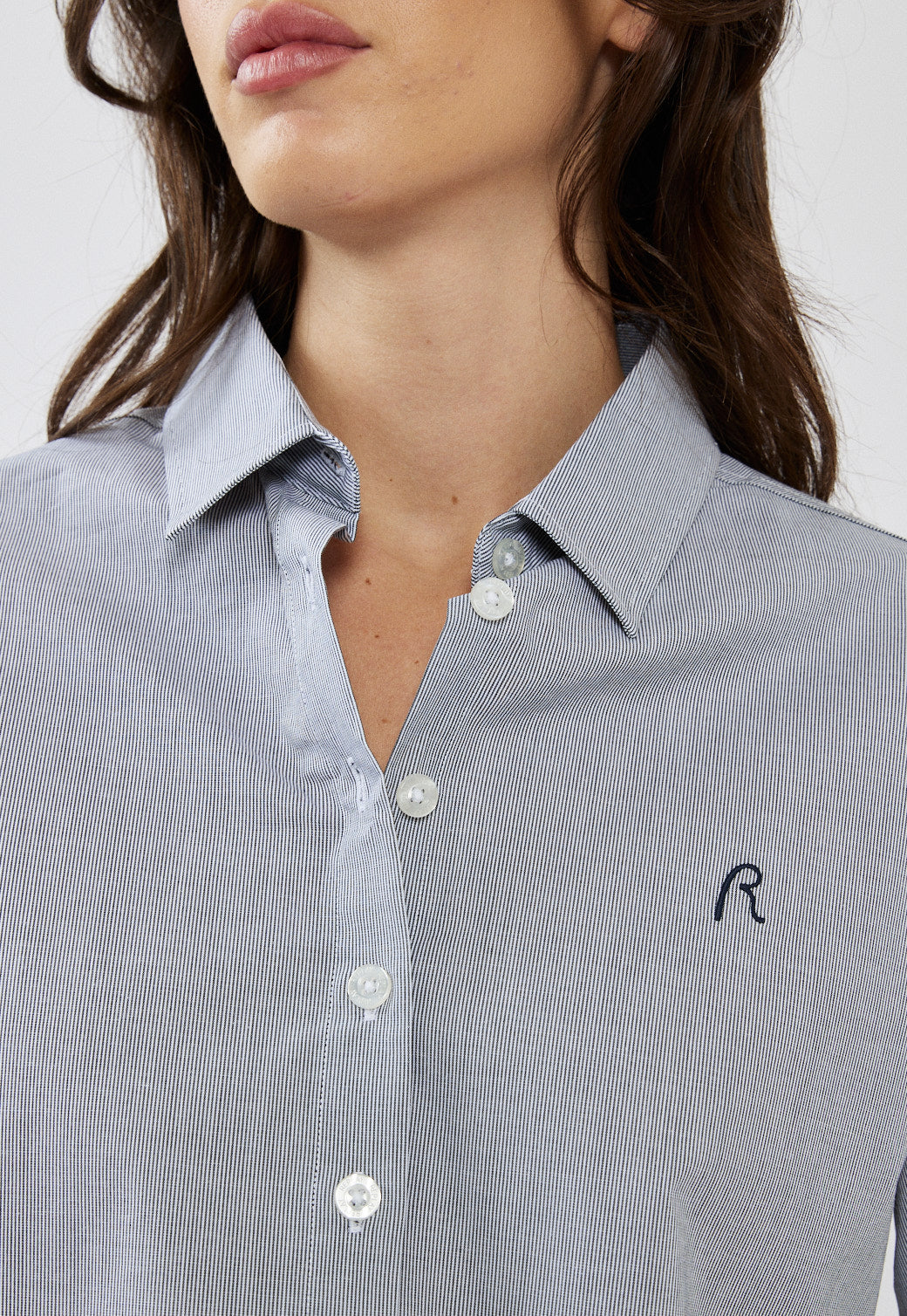 חולצה מכופתרת קרופ לנשים בצבע תכלת עם לוגו