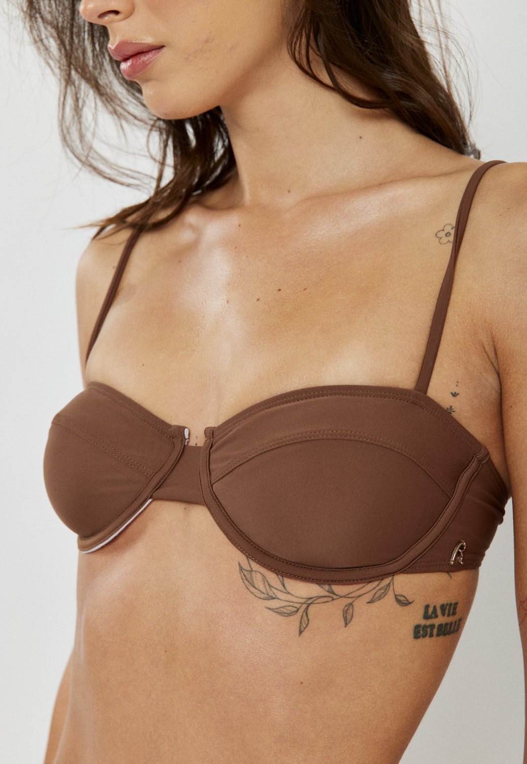 טופ בגד ים לנשים בצבע חום עם כתפיות דקות