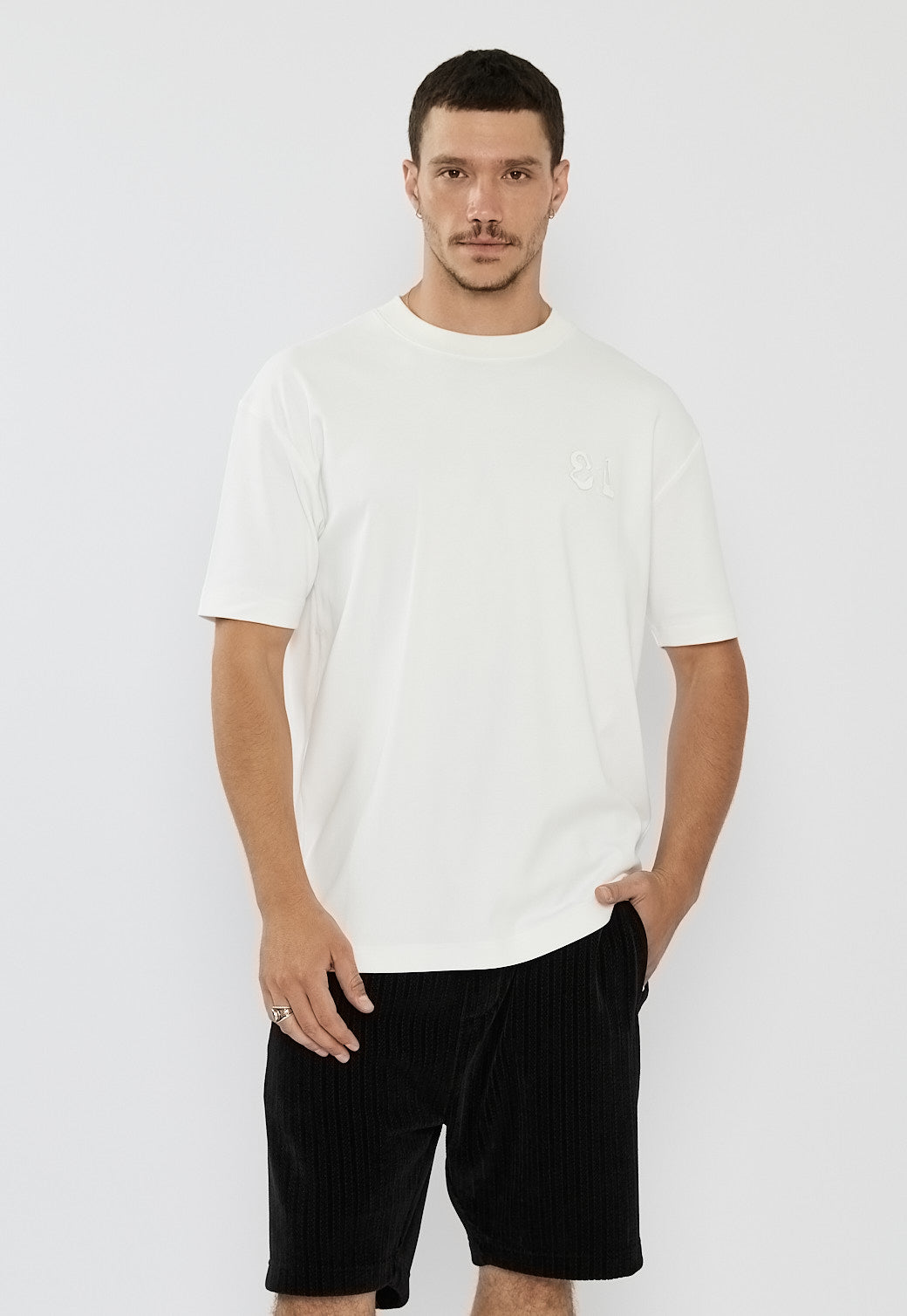 טי שירט לגברים בצבע לבן שלג