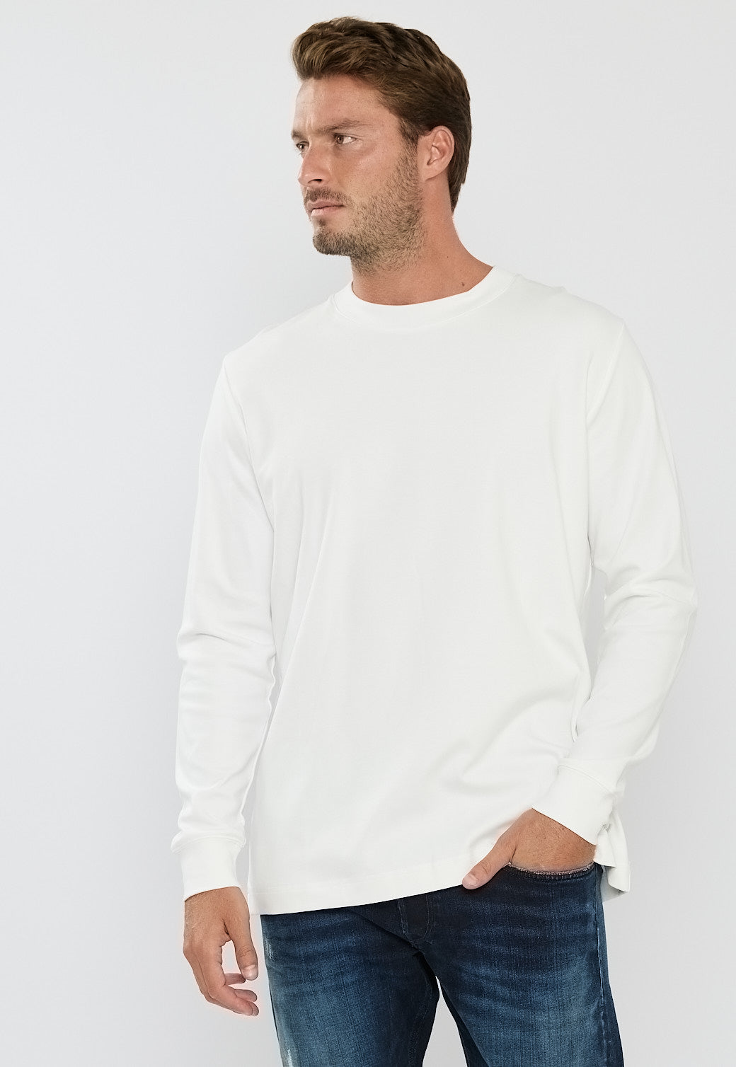 חולצת טי אוברסייז ארוכת שרוול לגברים בגוון לבן