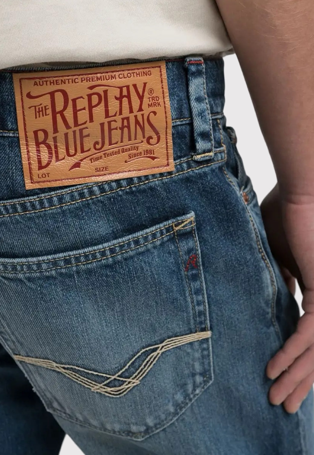 ג'ינס NEAAL בגזרת סלים עם רקמה ייחודית