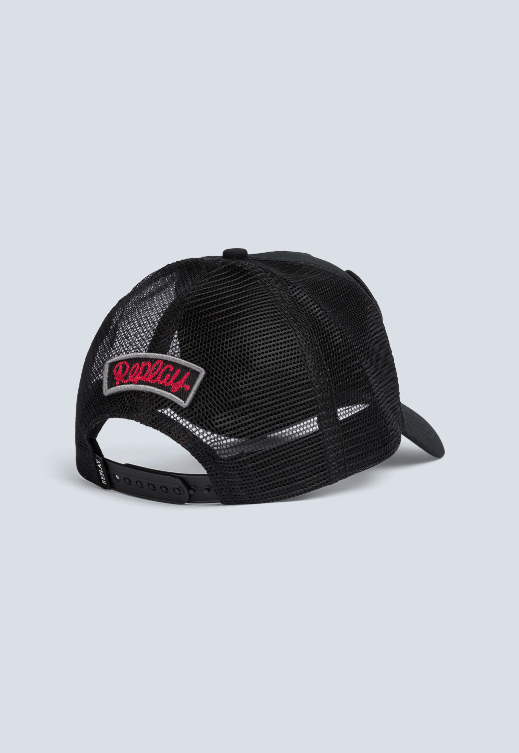 כובע מצחייה שחור עם פאצ'ים רקומים