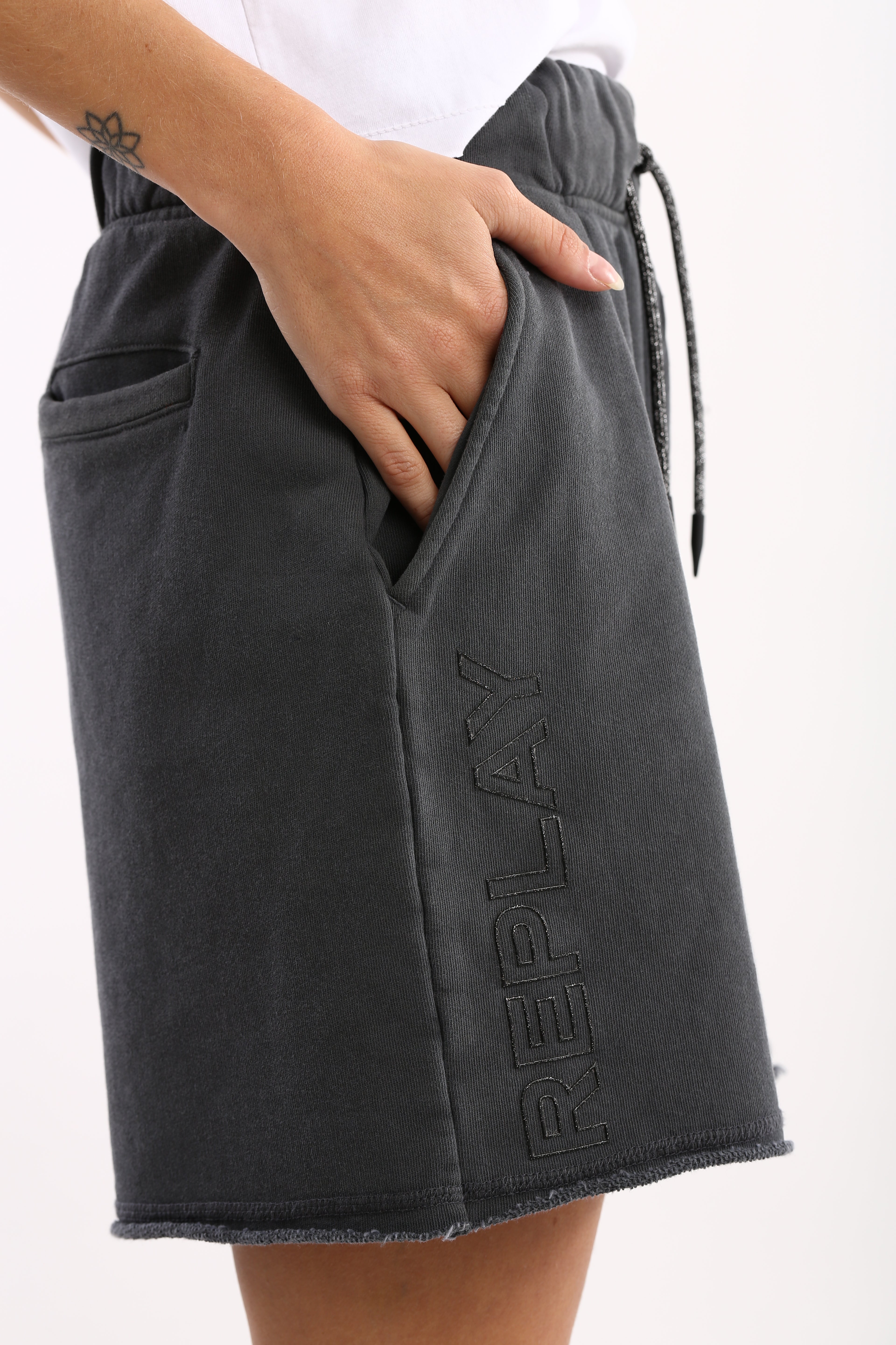 מכנסיים קצרים לנשים בצבע שחור