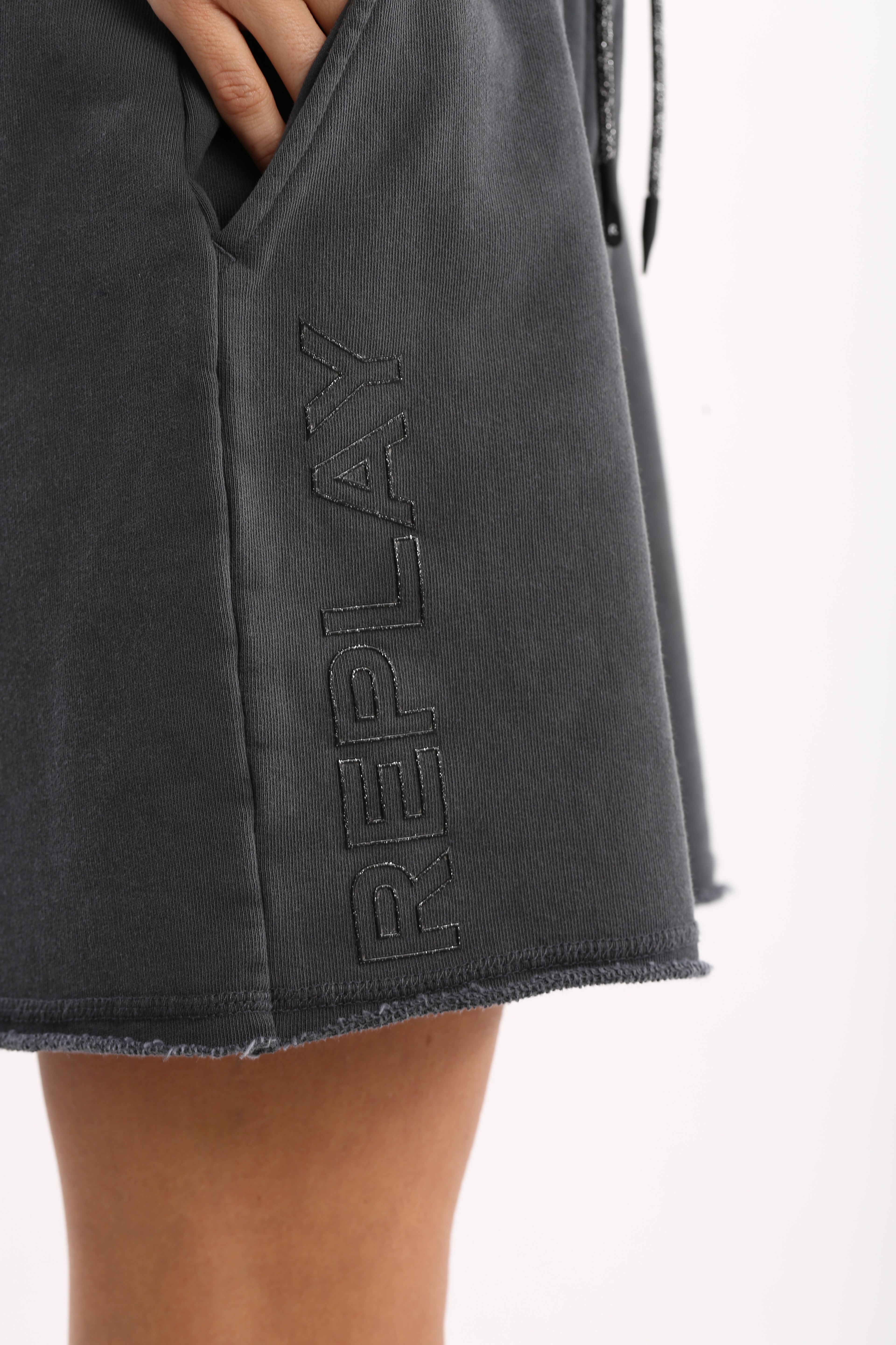 מכנסיים קצרים לנשים בצבע שחור