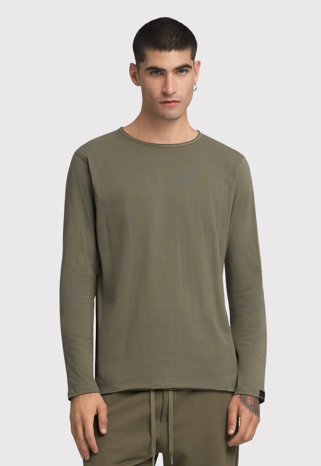 טי־שירט ארוכה לגברים בצבע חאקי