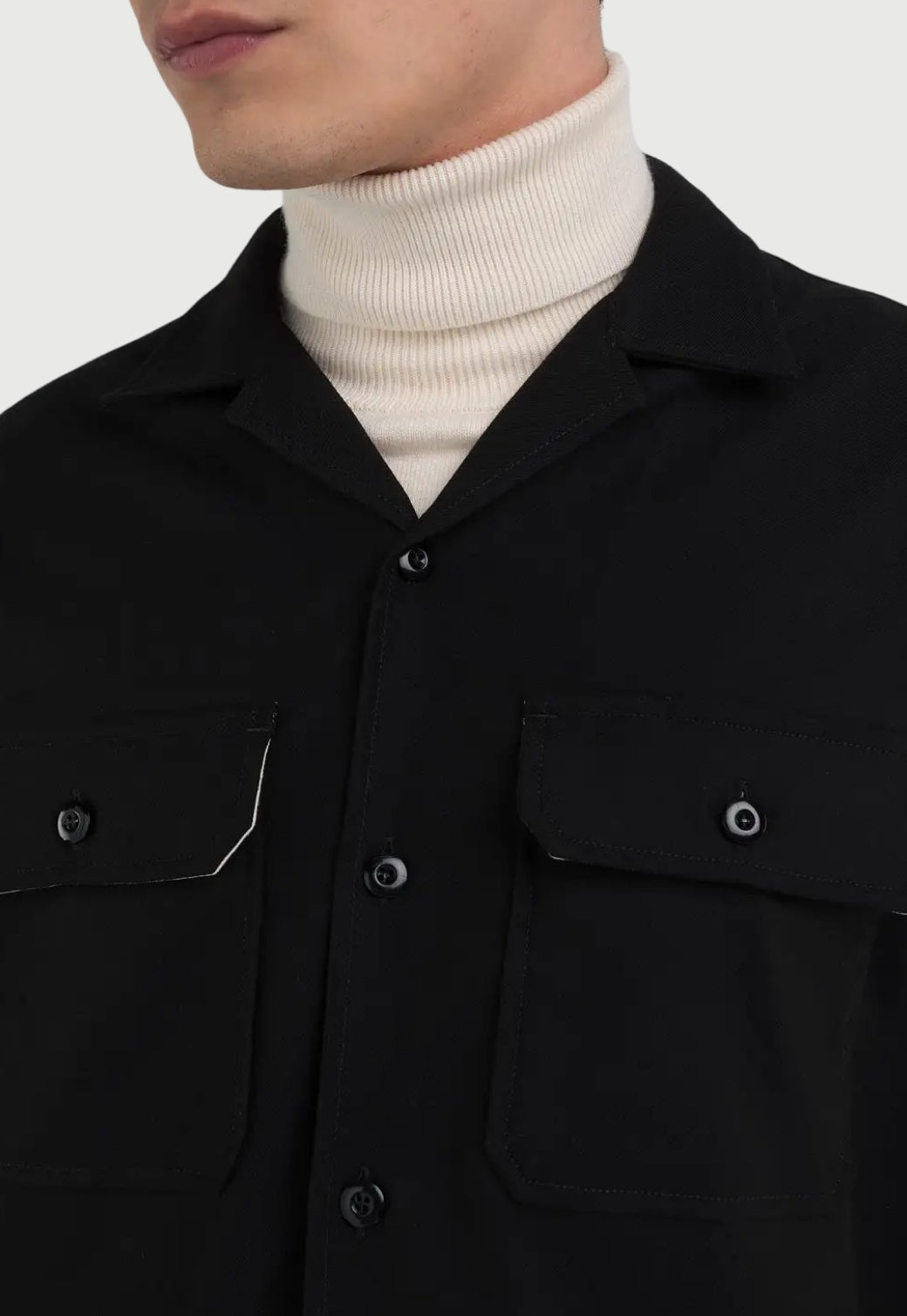 חולצה מכופתרת עם כיסים לגברים