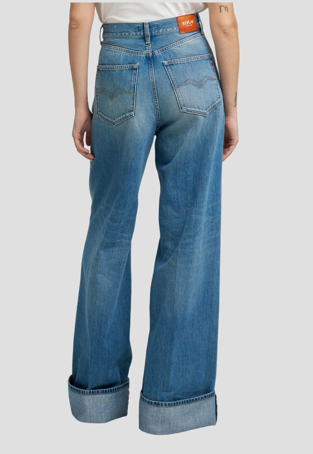 ג'ינס נשים בגזרה רחבה בצבע כחול