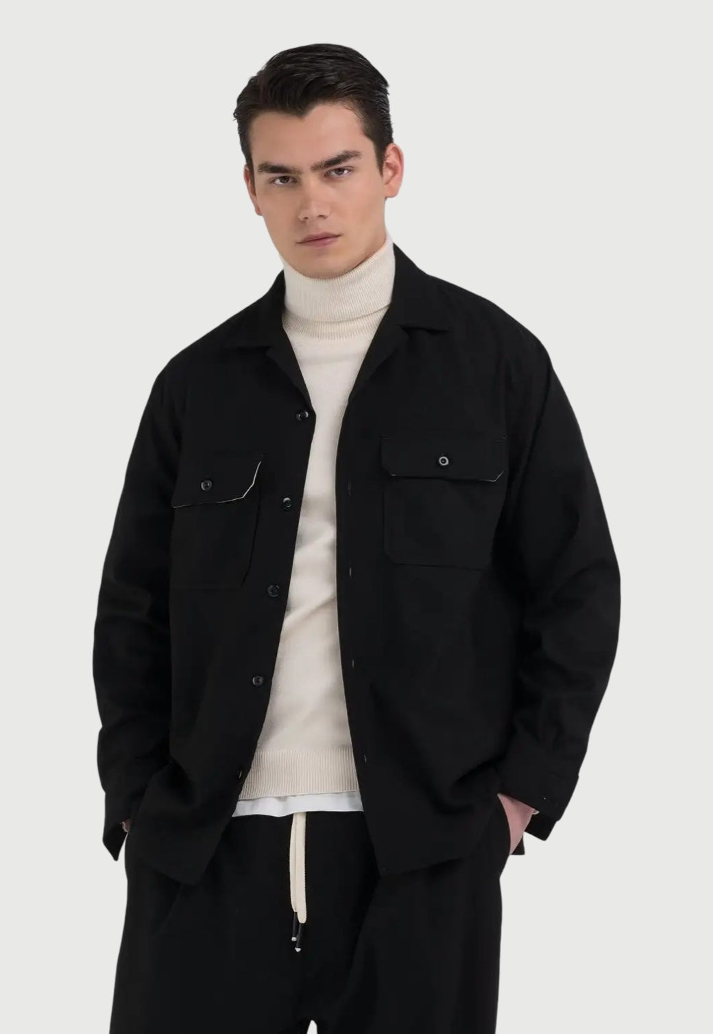 חולצה מכופתרת עם כיסים לגברים