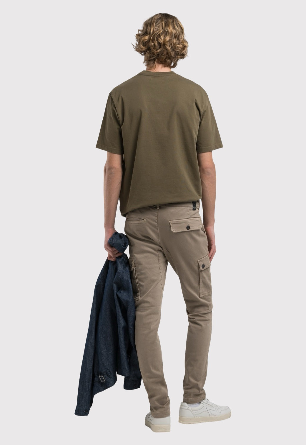 מכנסי קארגו לגברים בצבע בז' עם כיסי צד