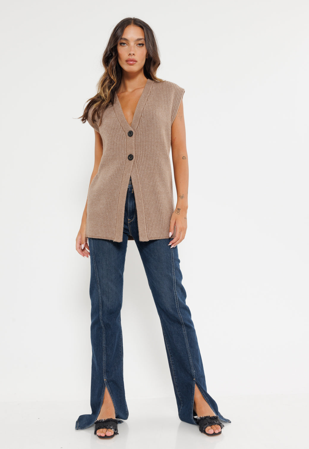 סריג לנשים בצבע חום עם כפתורים