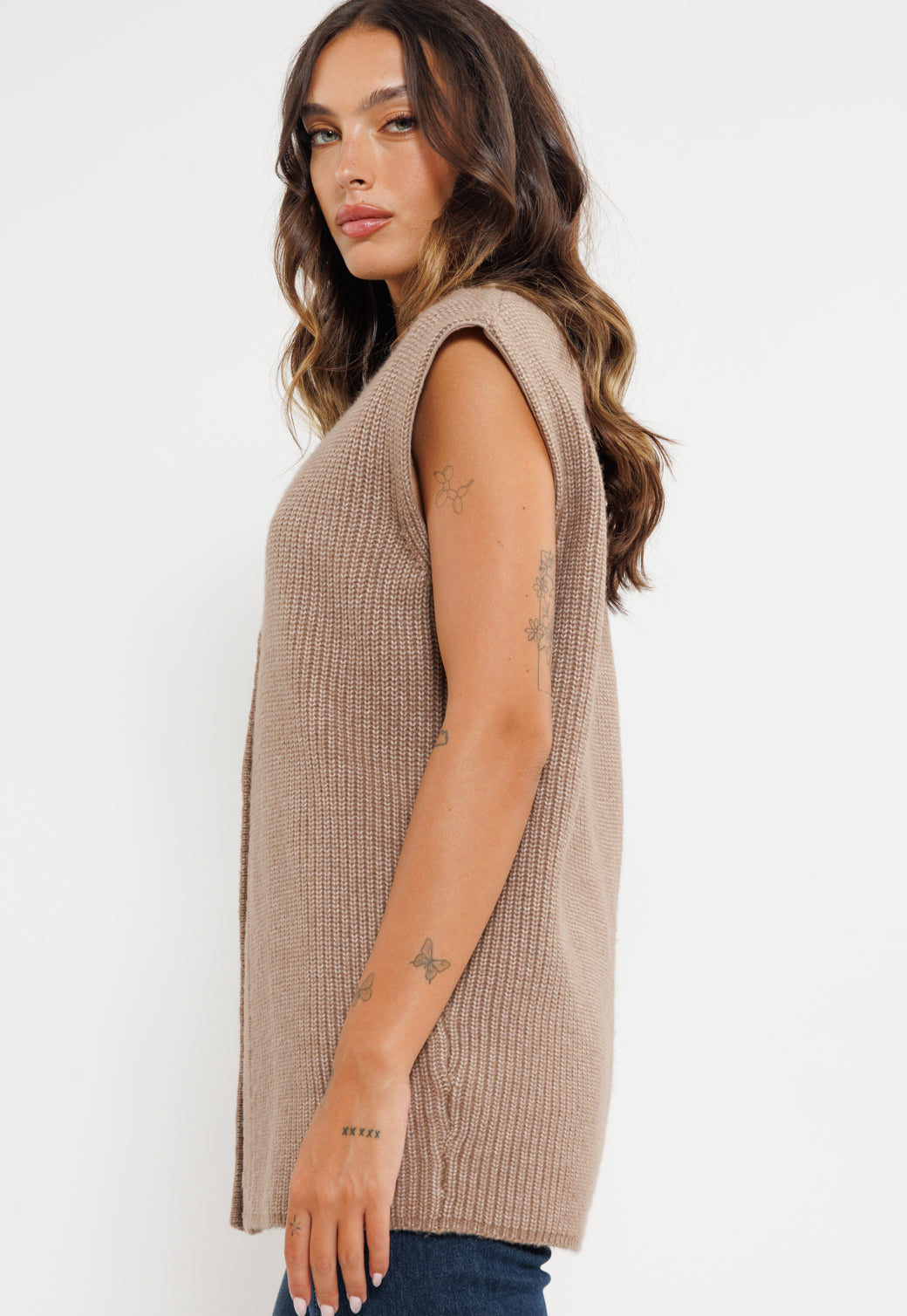 סריג לנשים בצבע חום עם כפתורים