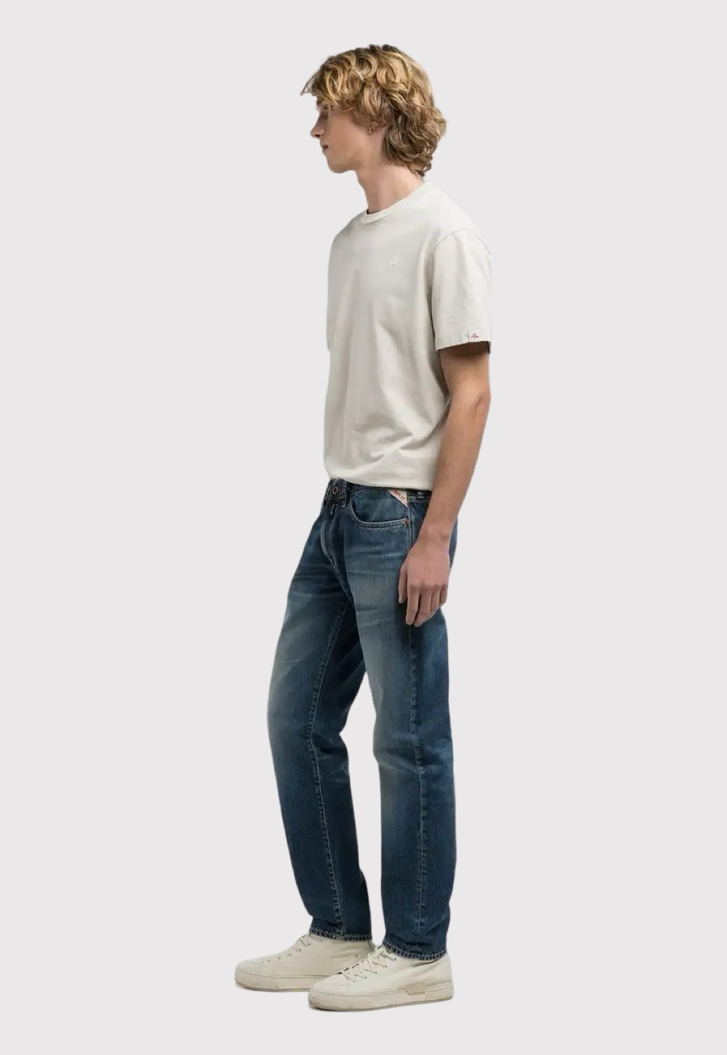 ג'ינס NEAAL בגזרת סלים עם רקמה ייחודית