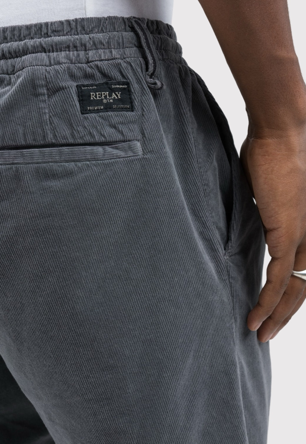 מכנסי קטיפה בגזרה נינוחה בצבע אפור כהה