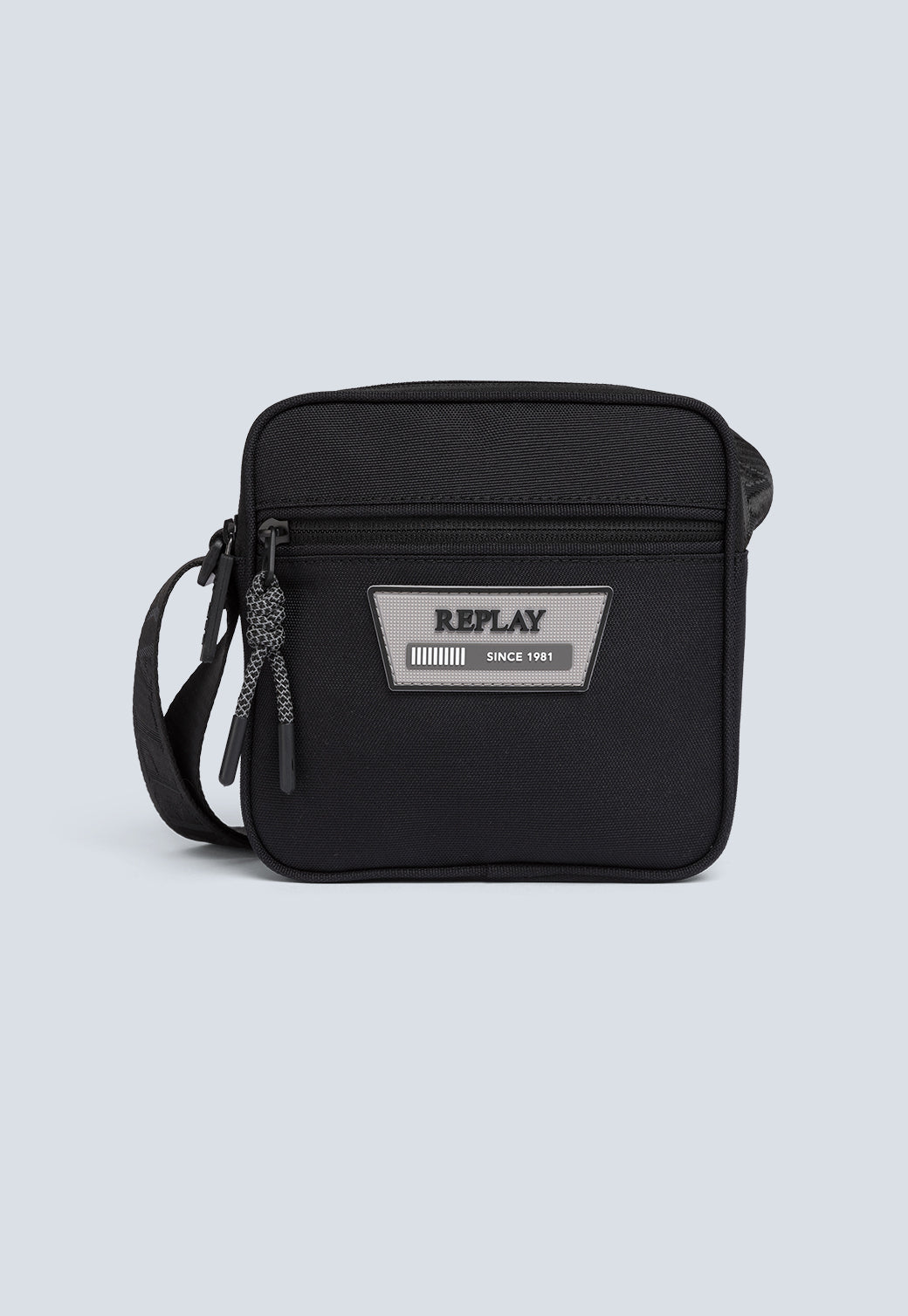 תיק צד שחור קטן לגברים עם רצועת כתף מתכווננת ולוגו מתכת בחזית – תיק יומיומי אלגנטי לגבר