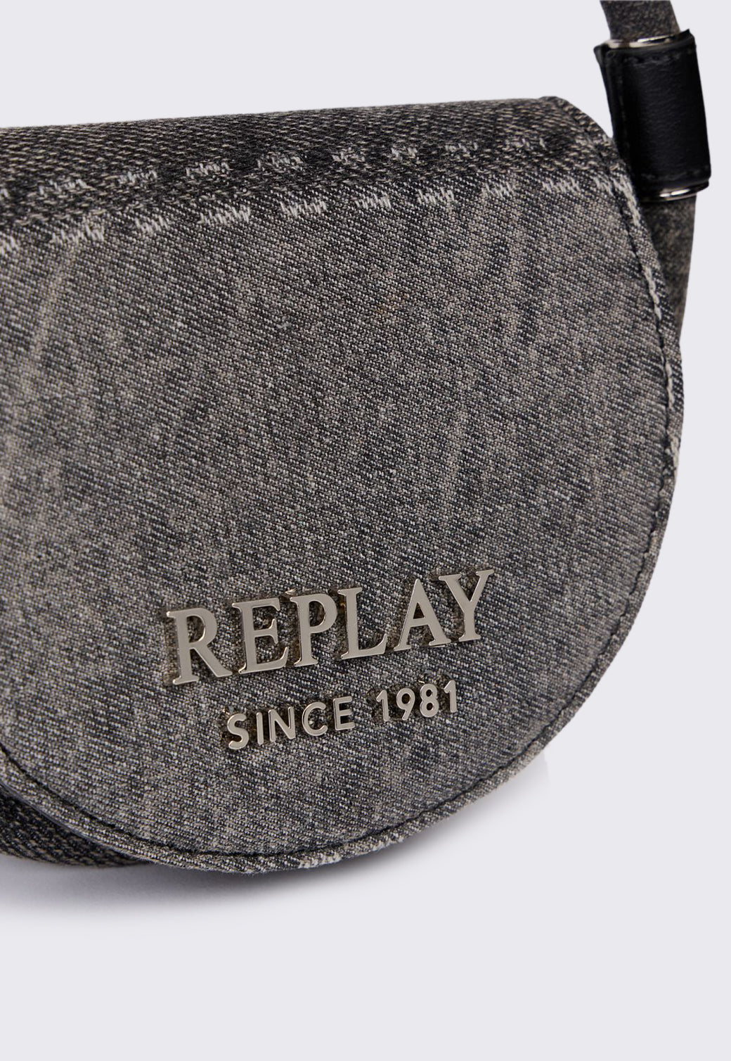 תיק יד לנשים לוגו קדמי מתכתי