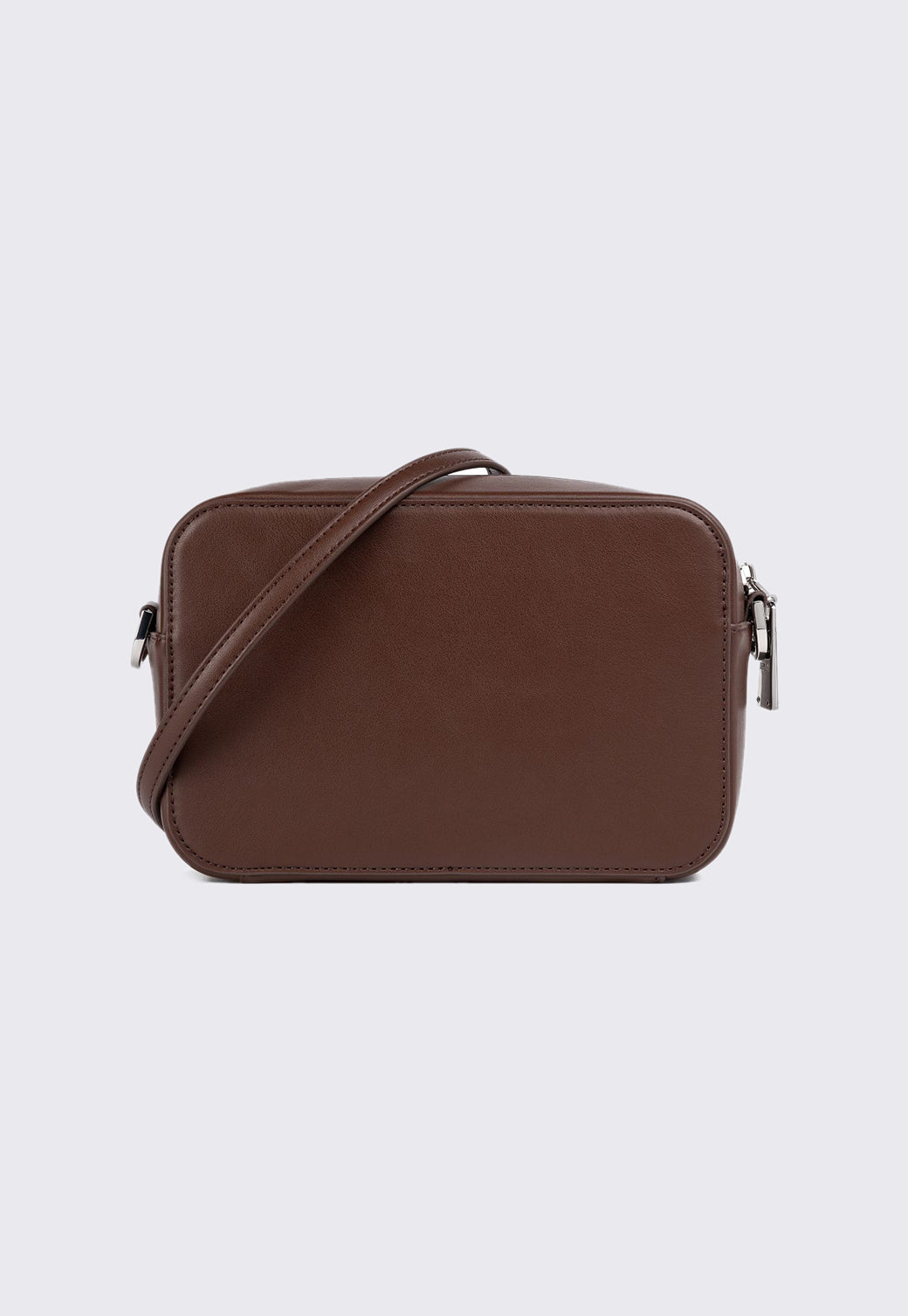 תיק קרוסבודי קלאסי בגוון חום עם לוגו מתכתי