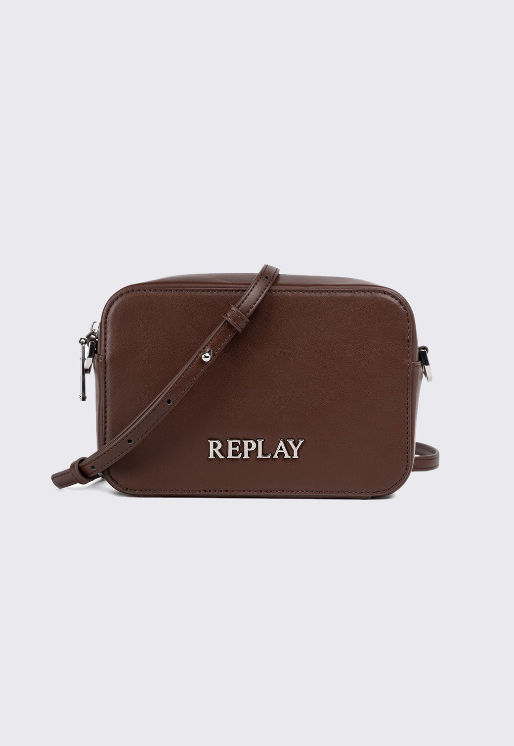 תיק קרוסבודי קלאסי בגוון חום עם לוגו מתכתי