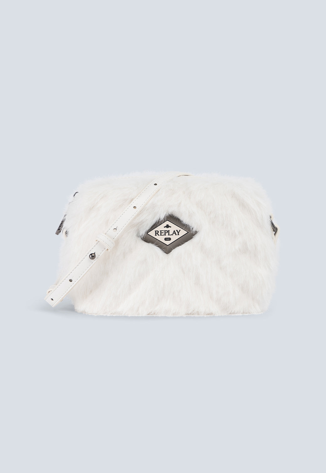 תיק פרווה לבן לנשים עם רצועת כתף מתכווננת ולוגו קדמי – תיק חורפי אופנתי במראה יוקרתי