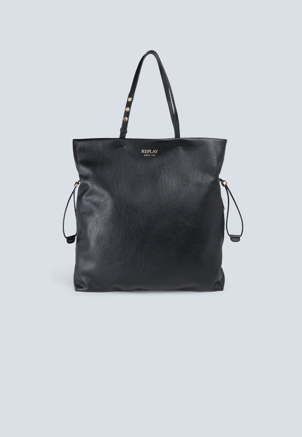 תיק טוט שחור לנשים עם לוגו מוזהב בחזית וידיות ארוכות – תיק אלגנטי גדול לעבודה וליום יום