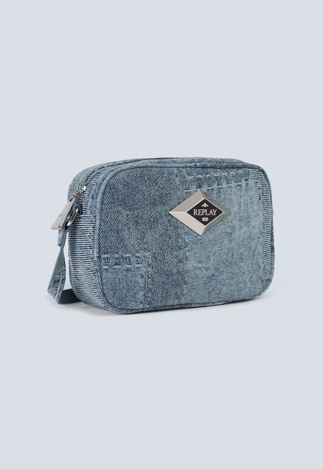 תיק צד לנשים מבד דנים בגוון כחול בהיר