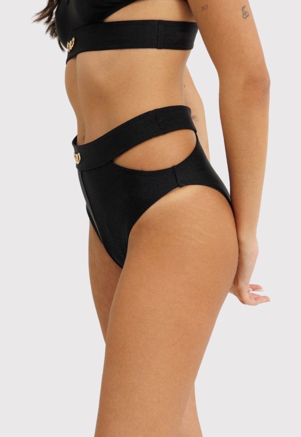 תחתון ביקיני גזרה גבוהה בצבע שחור לנשים