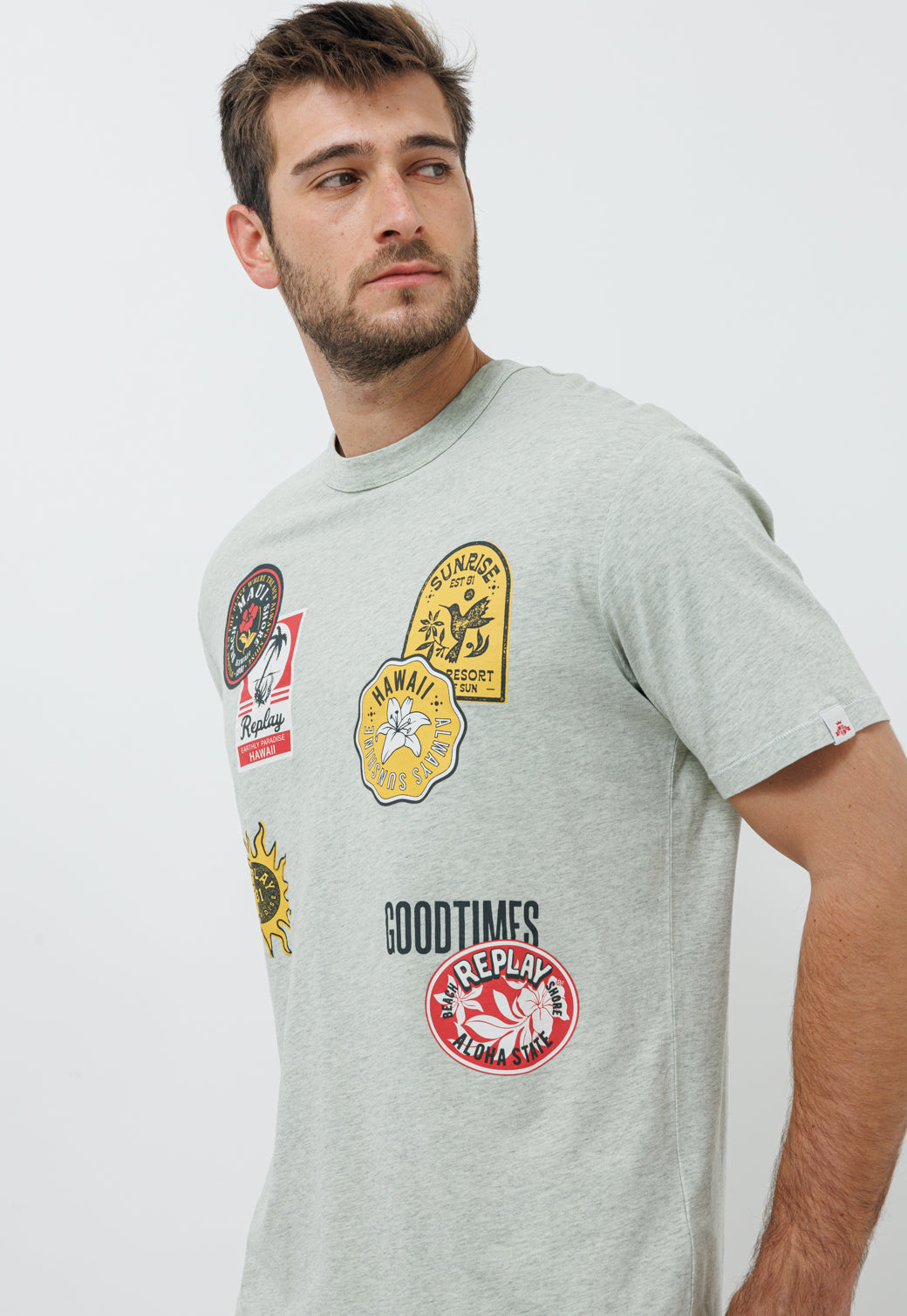 טי-שירט לגברים בצבע אפור עם הדפסי פאץ'