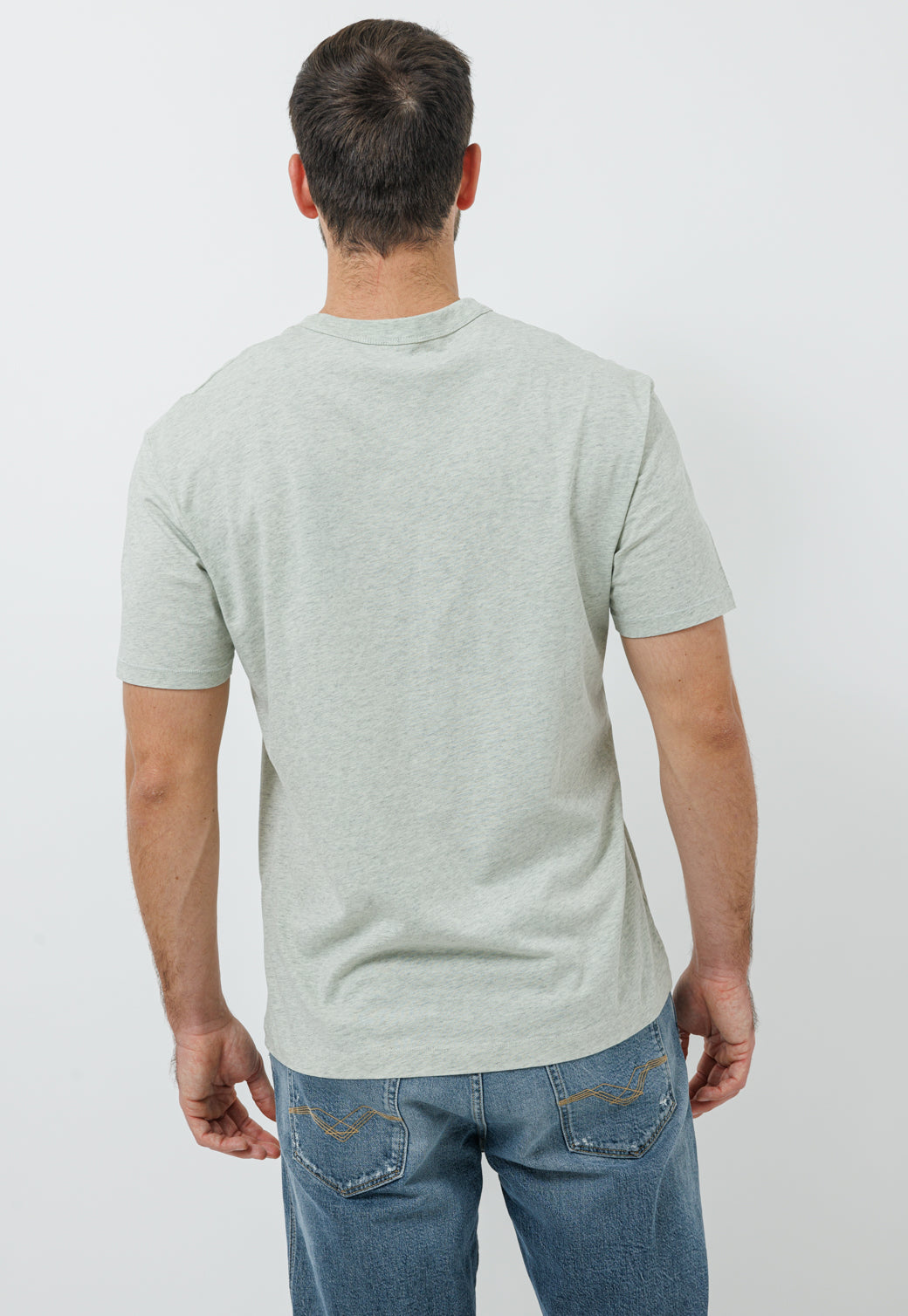 טי-שירט לגברים בצבע אפור עם הדפסי פאץ'