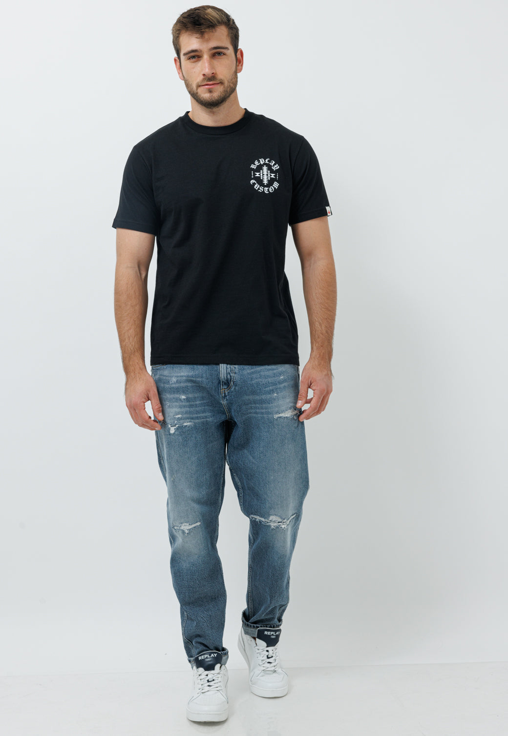 חולצת טי שחורה עם הדפס בגב לגברים