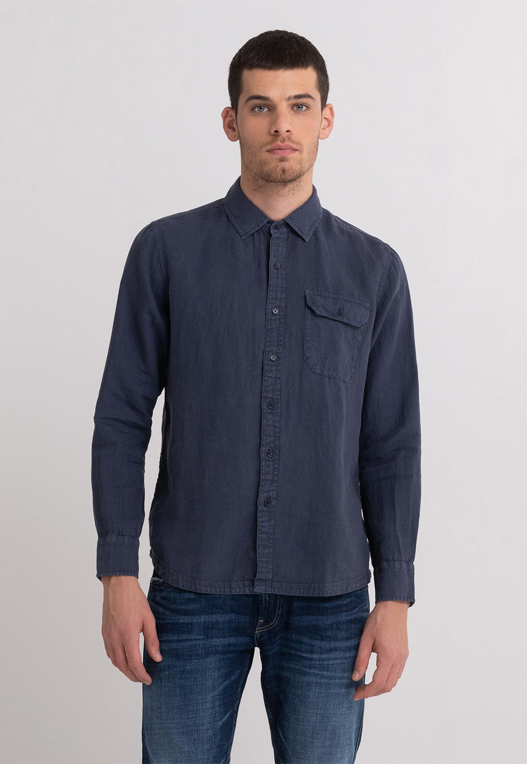 חולצה מכופתרת עם כיס חזה גברים