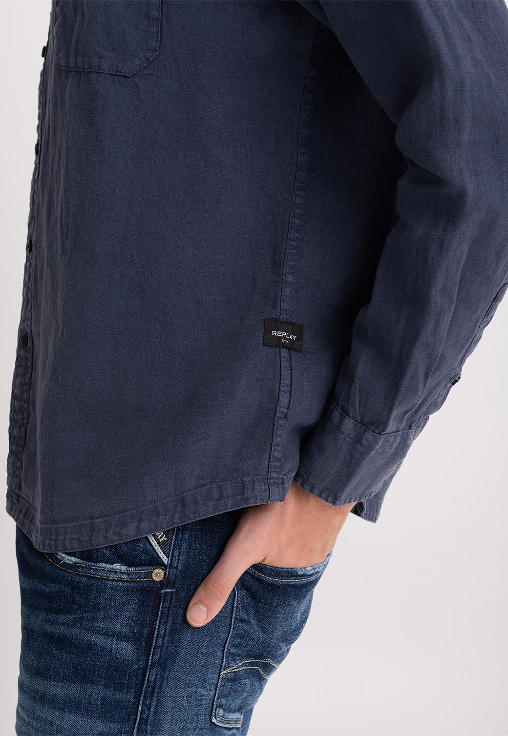 חולצה מכופתרת עם כיס חזה גברים