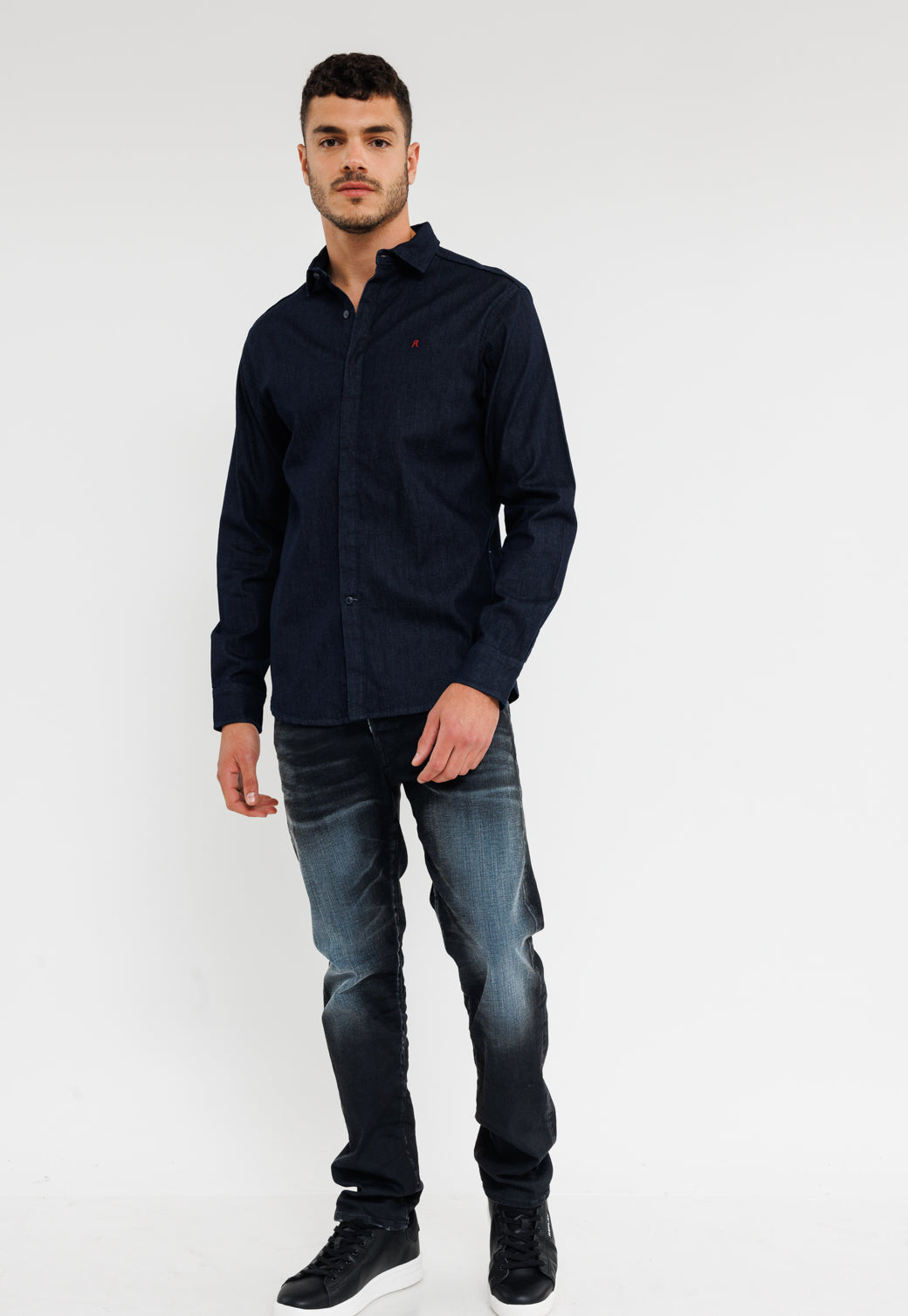 חולצה מכופתרת לגברים בצבע כחול