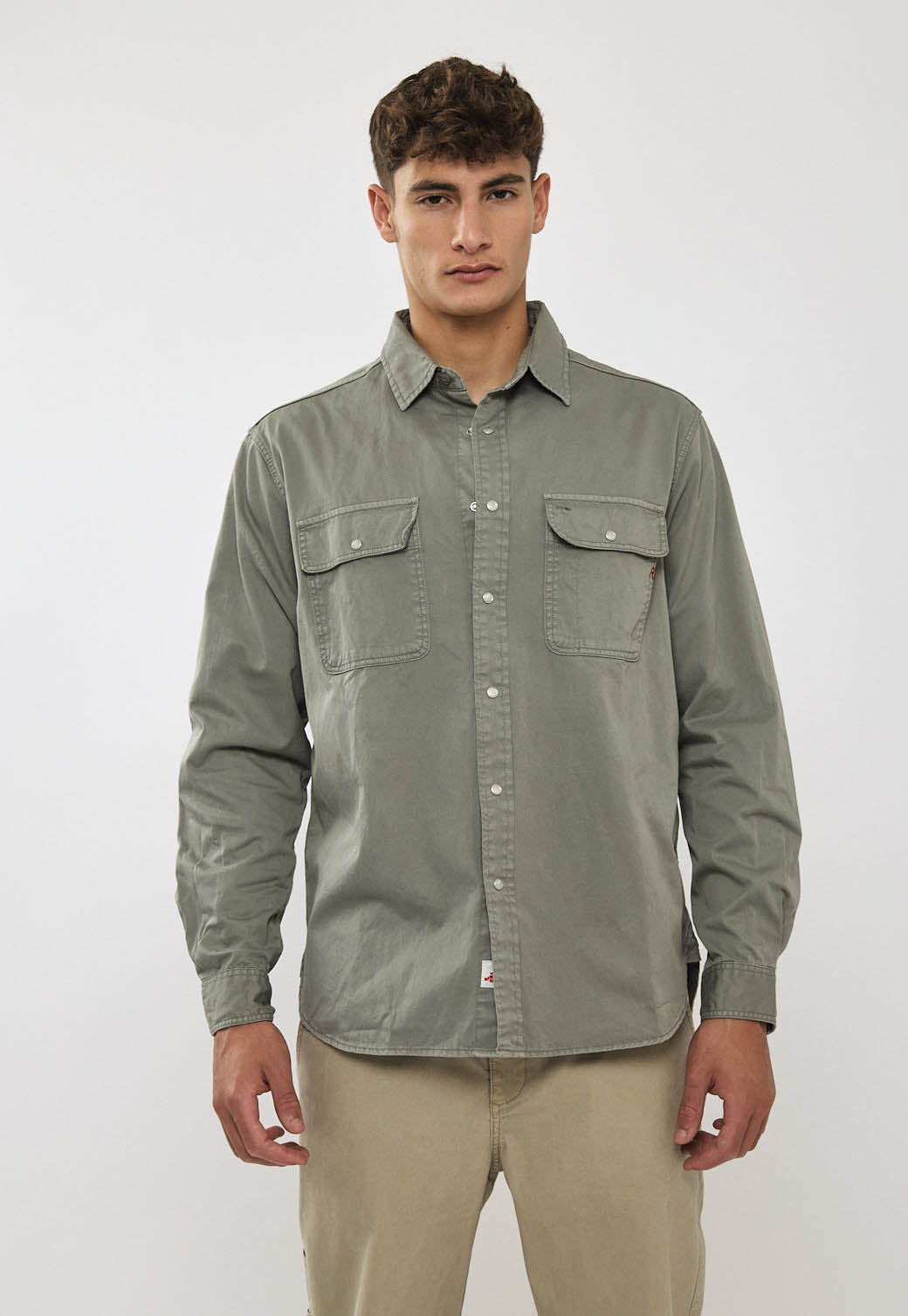 חולצה מכופתרת לגברים בצבע ירוק זית