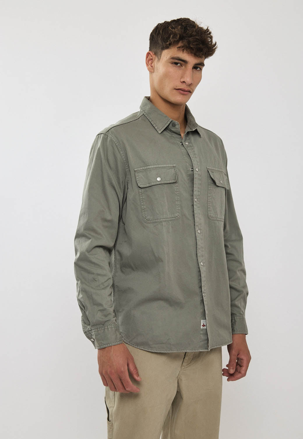 חולצה מכופתרת לגברים בצבע ירוק זית