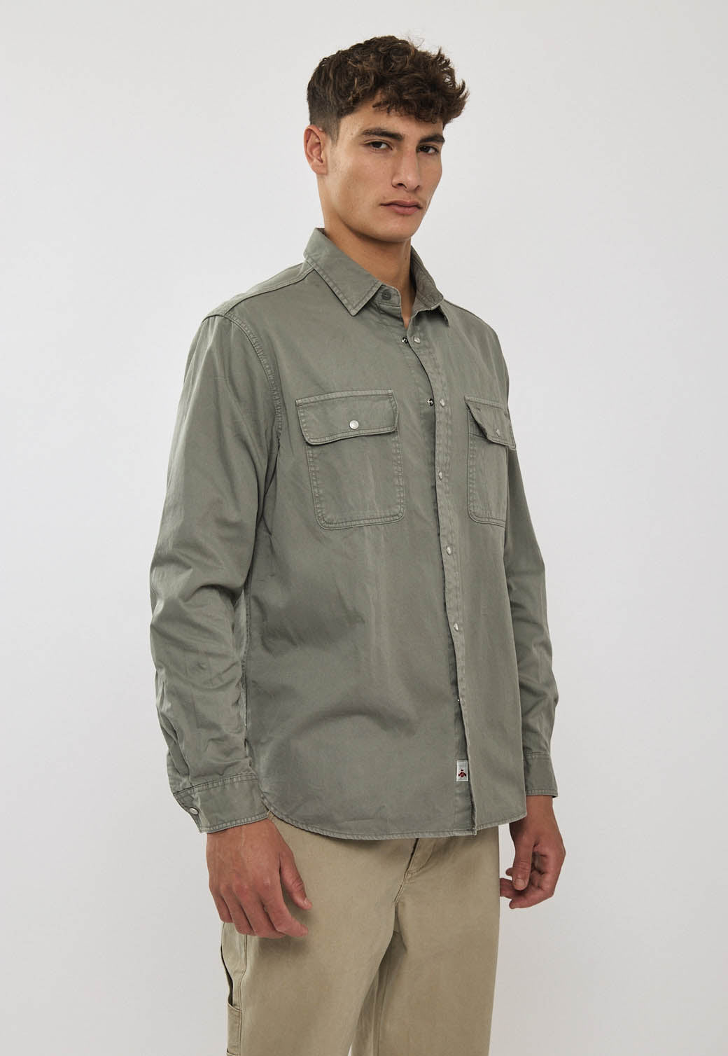 חולצה מכופתרת לגברים בצבע ירוק זית