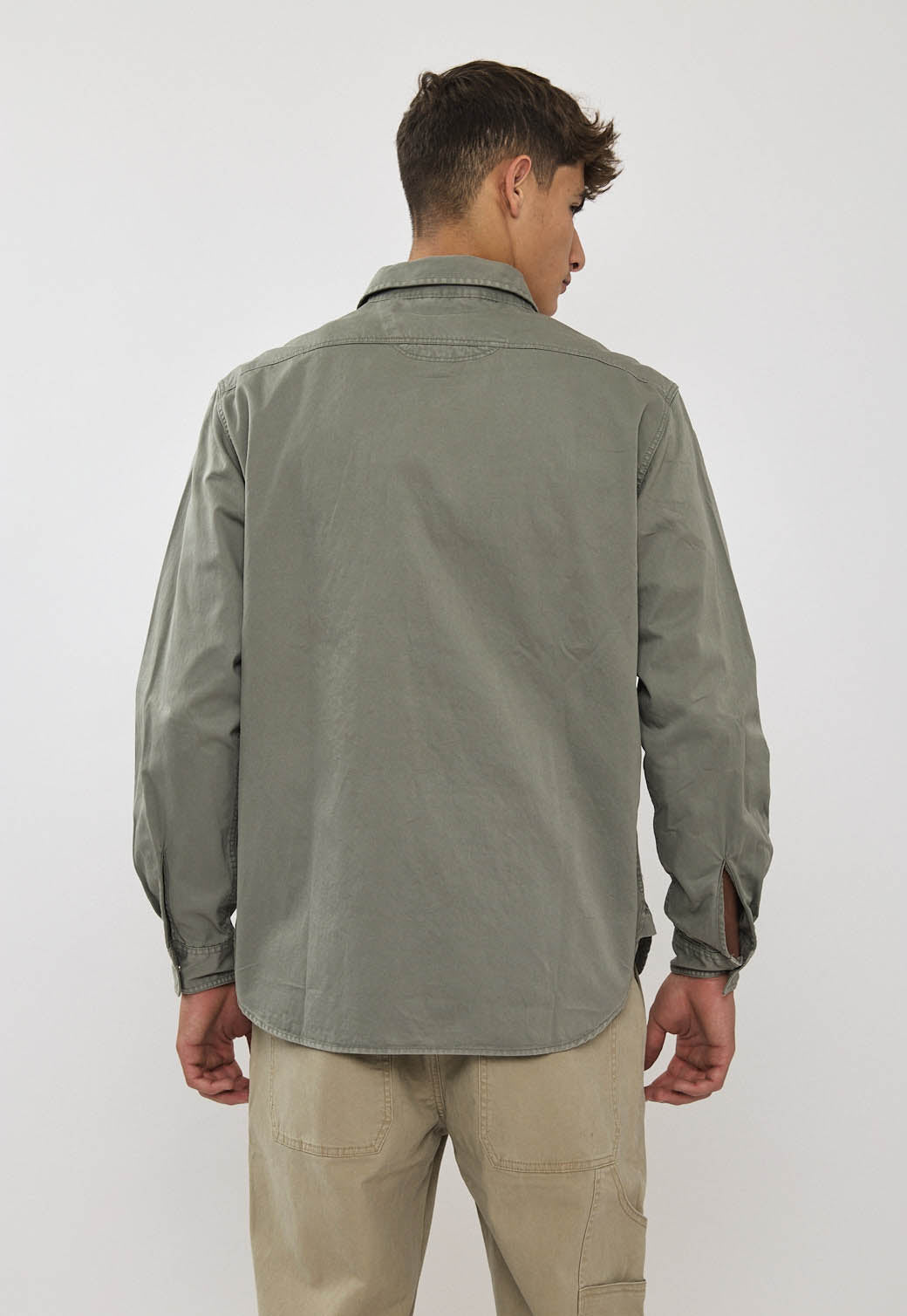 חולצה מכופתרת לגברים בצבע ירוק זית