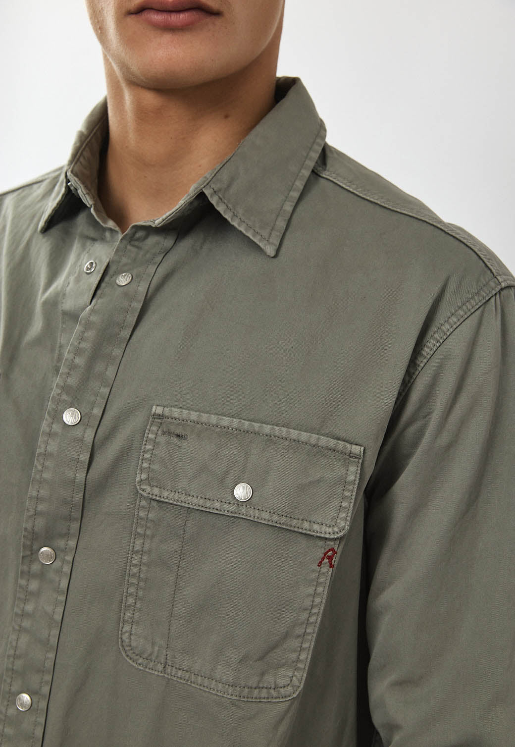 חולצה מכופתרת לגברים בצבע ירוק זית