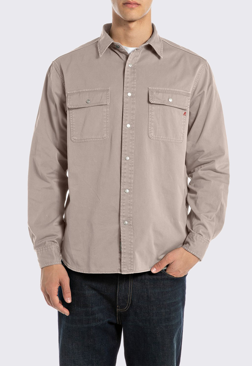 חולצה לגברים בצבע בז' עם כיסים קדמיים