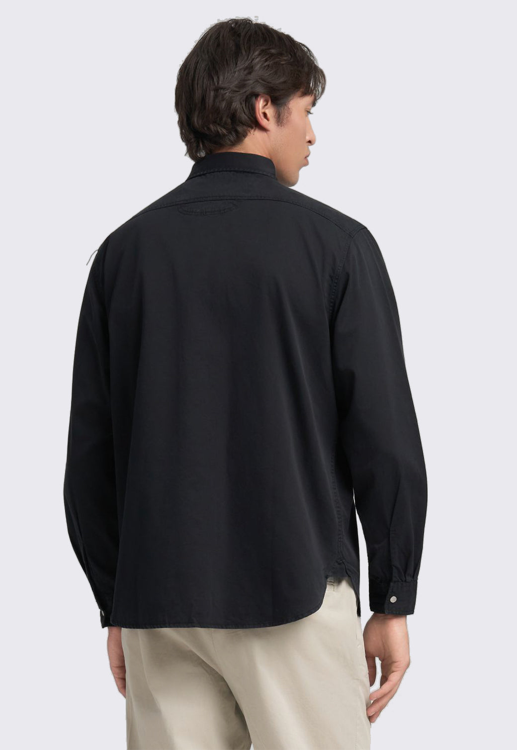 חולצה מכופתרת לגברים בצבע שחור עם כיסים קדמיים