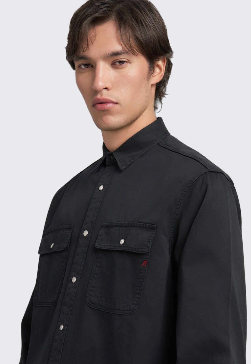 חולצה מכופתרת לגברים בצבע שחור עם כיסים קדמיים