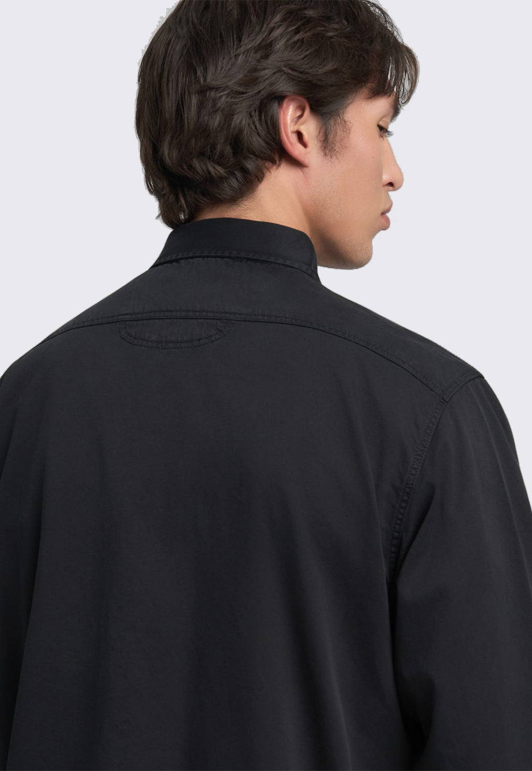 חולצה מכופתרת לגברים בצבע שחור עם כיסים קדמיים