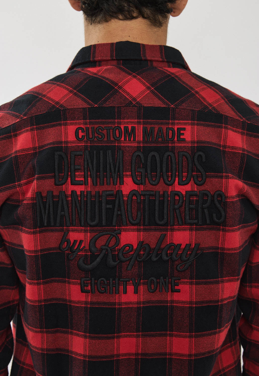 חולצת פלנל לגברים בצבע אדום-שחור משובץ