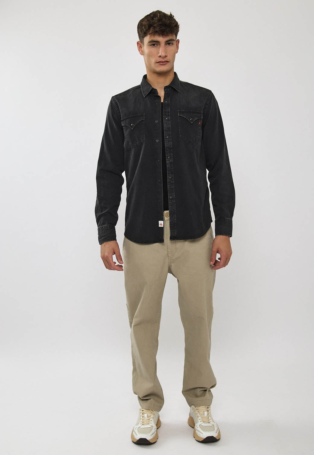 חולצת ג׳ינס לגברים בצבע שחור דהוי