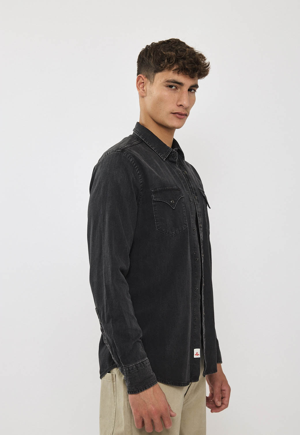 חולצת ג׳ינס לגברים בצבע שחור דהוי