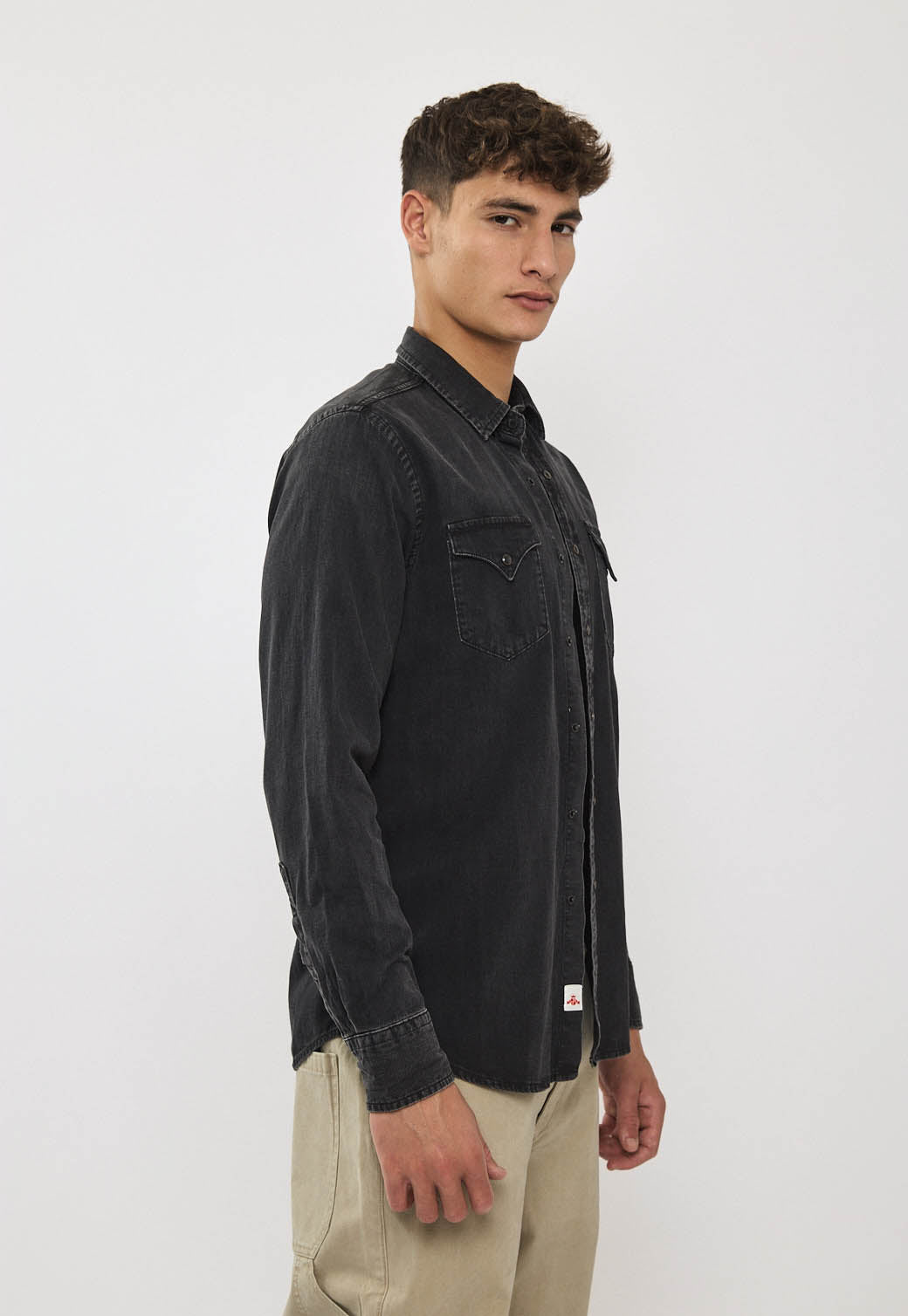 חולצת ג׳ינס לגברים בצבע שחור דהוי