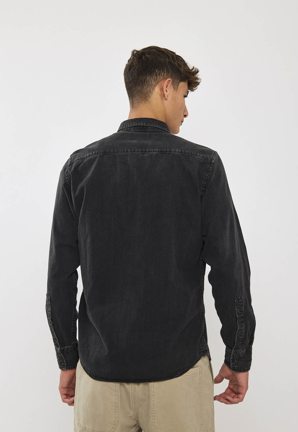 חולצת ג׳ינס לגברים בצבע שחור דהוי