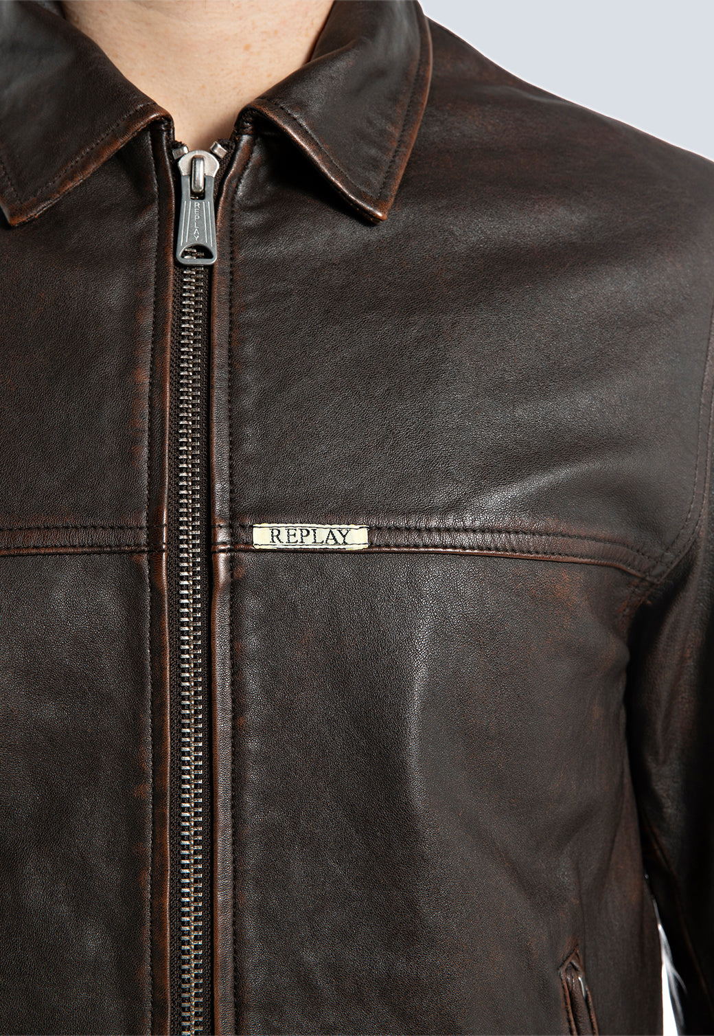 ג׳קט עור לגברים בגזרה משוחררת בצבע חום כהה