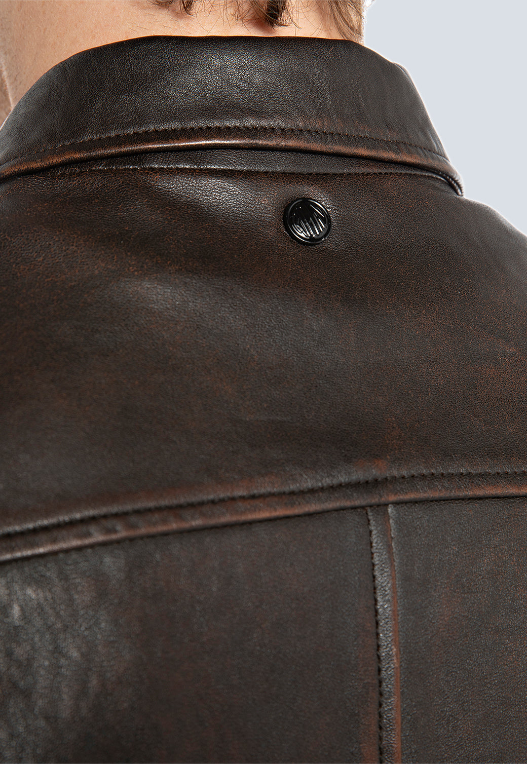 ג׳קט עור לגברים בגזרה משוחררת בצבע חום כהה