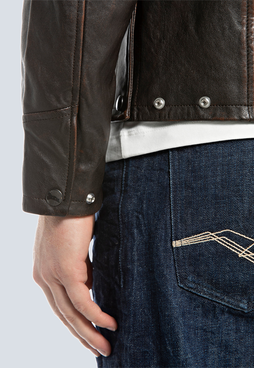 ג׳קט עור לגברים בגזרה משוחררת בצבע חום כהה